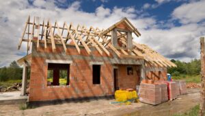 Jakie są rzeczywiste koszty budowy domku? Sprawdź, ile wydasz na realizację swoich marzeń!