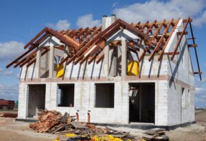 Jakie są rzeczywiste koszty budowy domu w Polsce w stanie surowym otwartym?