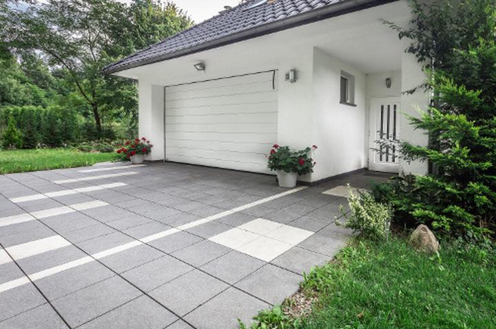 Praktyczny przewodnik: Jak stworzyć idealny podjazd do garażu i uniknąć najczęstszych błędów