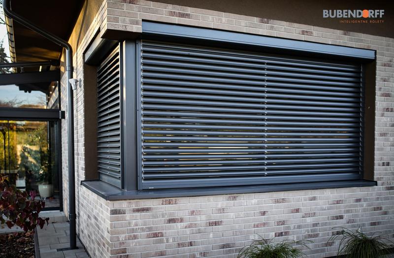 Praktyczne rolety na drzwi tarasowe przesuwne – eleganckie rozwiązania dla każdego wnętrza