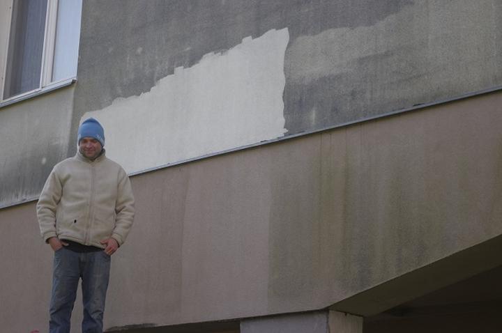 Zacieki na elewacji pod parapetem – jak je skutecznie zidentyfikować i usunąć?