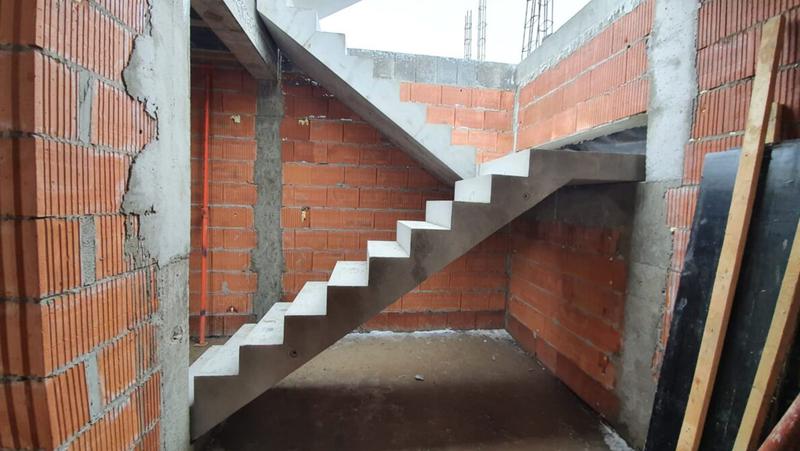 Zalety i wyzwania w projektowaniu schodów żelbetowych: co warto wiedzieć?