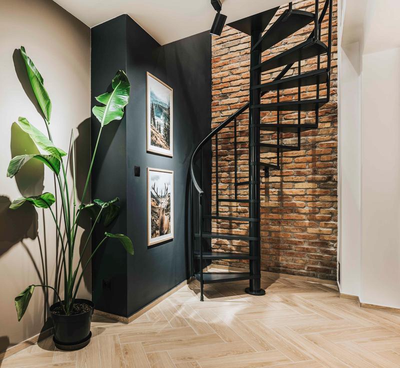 Schody wachlarzowe czy zabiegowe – odkryj kluczowe różnice i wybierz idealne rozwiązanie dla swojego wnętrza