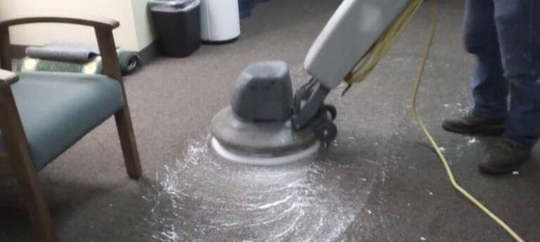 Odkryj skuteczne sposoby na łatwe czyszczenie wykładziny dywanowej bez stresu