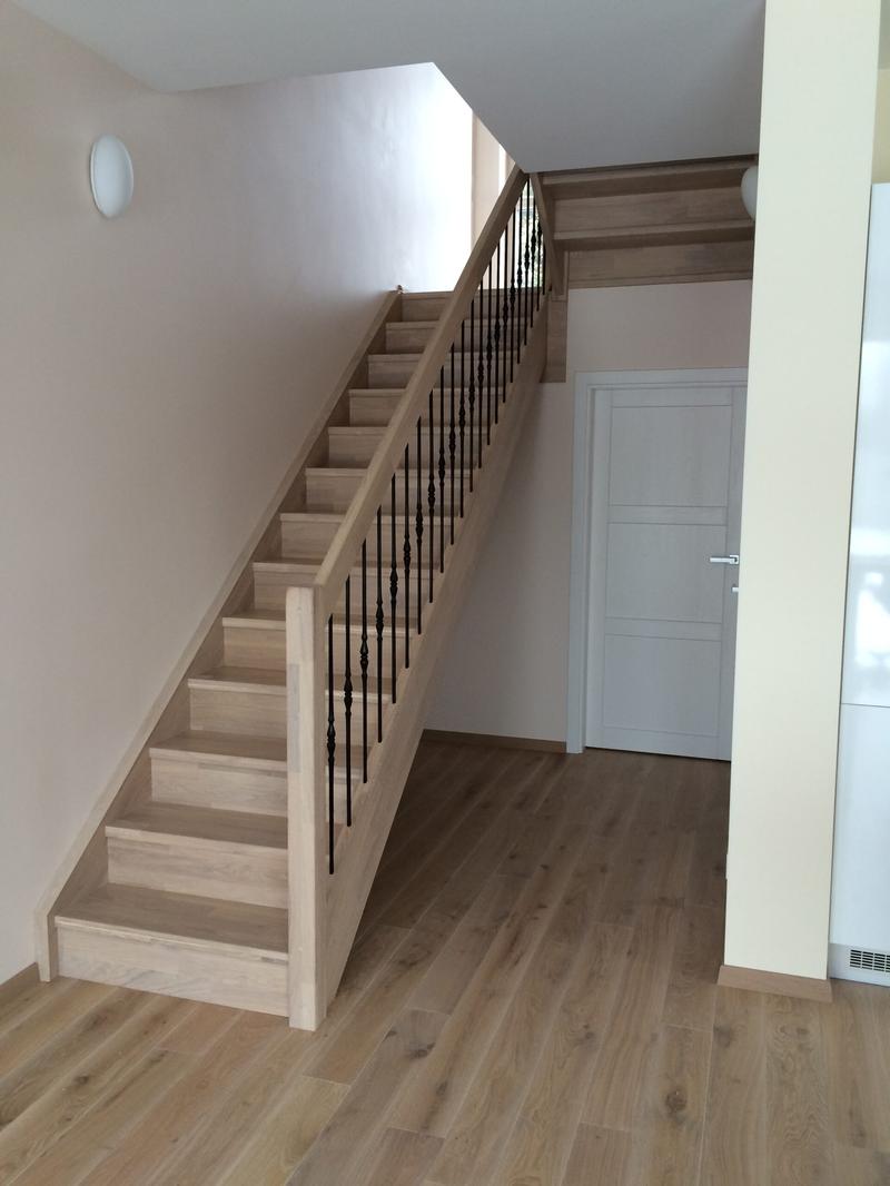 Jasne schody w aranżacji wnętrz