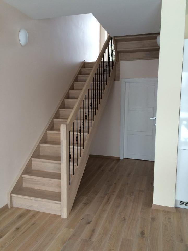 Materiały i trwałość jasnych schodów