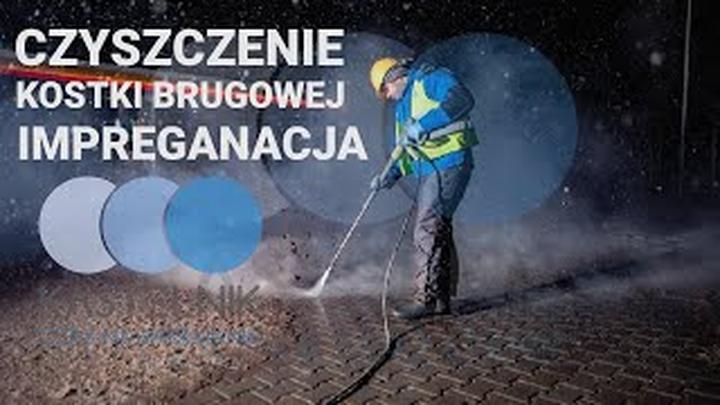 Usuwanie mchu z kostki brukowej