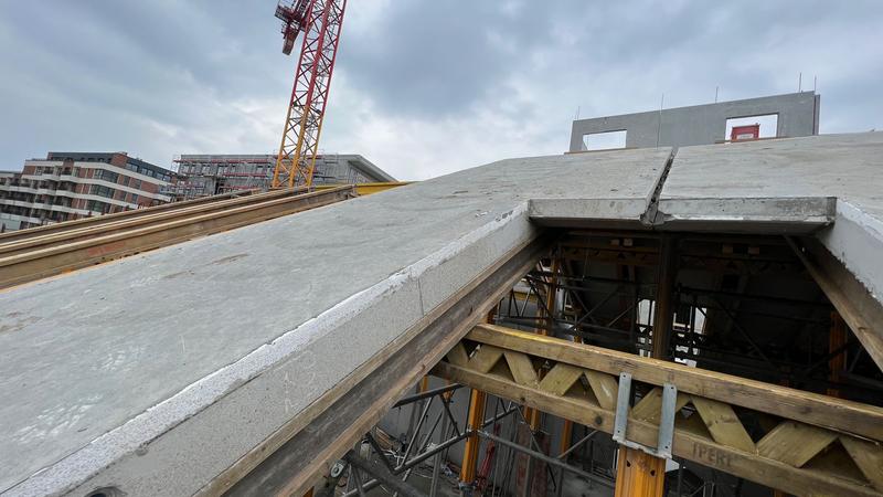 Zalety żelbetowych płyt dachowych