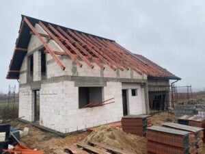 Dom bez ławy fundamentowej – kluczowe informacje przed podjęciem decyzji o budowie