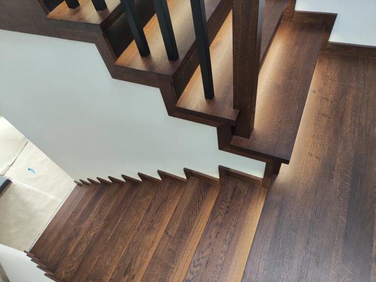 Zanurz się w świat jasnych schodów: odkryj podłogę idealną do każdego wnętrza